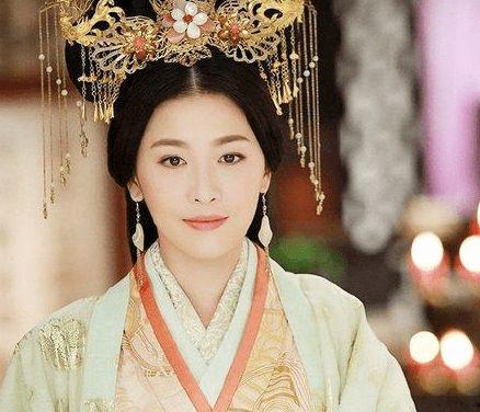 古装美女的吃瓜,宫廷秘闻里的甜蜜诱惑